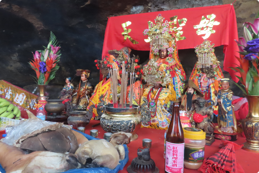 在媽祖洞 祭拜媽祖