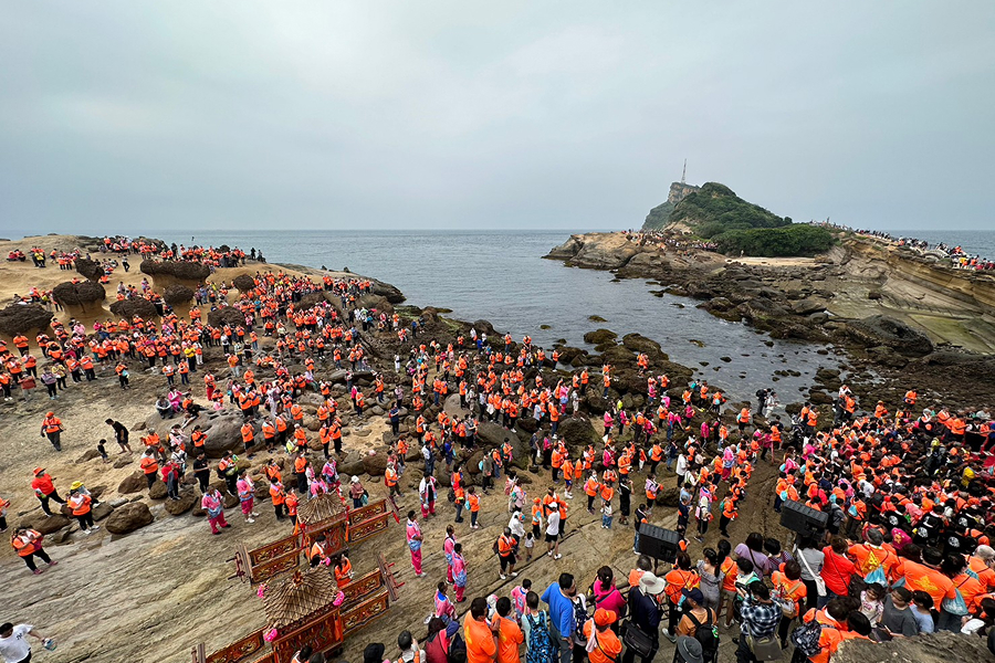 信眾在岩岸邊舉行祭拜媽祖儀式